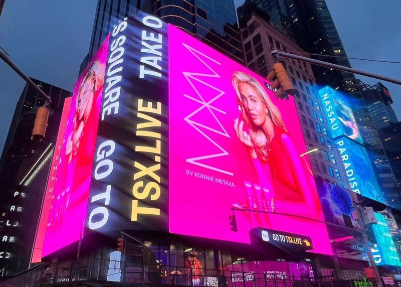 Konnie Metaxa: Τεράστια διάκριση για το lip gloss της και την ίδια στην Times Square της Νέας Υόρκης (βίντεο)